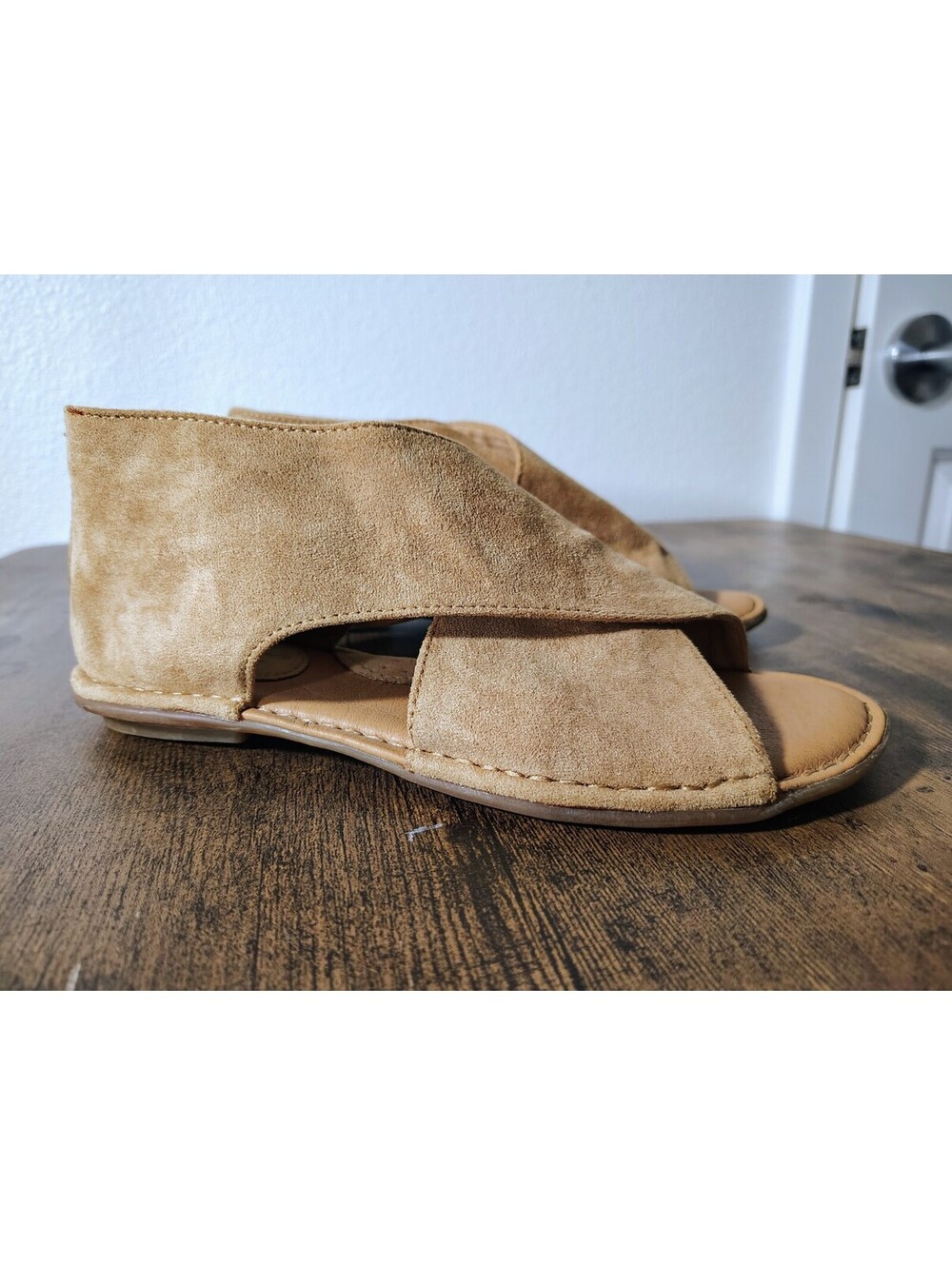 b.o.c. boho Women Flat Sandals 7M Tan Suede Criss Cross Zip Open Toe Shoe